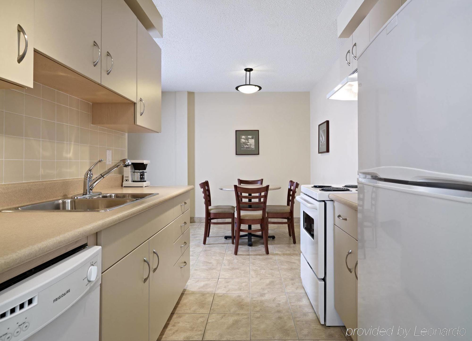 Coast Fraser Tower Yellowknife Rom bilde